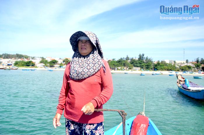 Dù không biết điều khiển xe máy, nhưng khi đi biển, bà Trương Thị Nở vẫn có thể thay chồng cầm lái tàu.