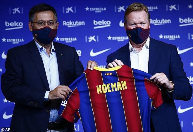 HLV Ronald Koeman ra mắt trên cương vị HLV trưởng Barcelona.