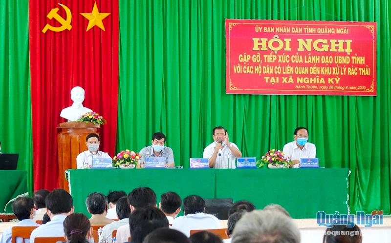 Phó Chủ tịch phụ trách UBND tỉnh Nguyễn Tăng Bính trao đổi với bà con Nhân dân