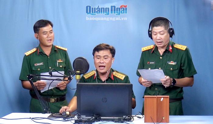 Ba chàng lính thu âm clip ca nhạc để cổ vũ các lực lượng tham gia phòng, chống dịch Covid-19.