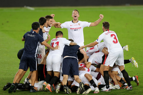Niềm vui của các cầu thủ Sevilla sau khi trọng tài nổi còi kết thúc trận đấu - Ảnh: REUTERS