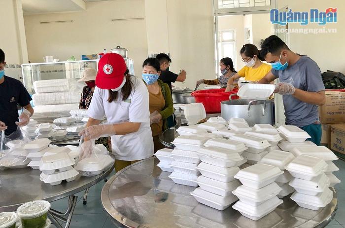 Công tác hậu cần lo bữa ăn trưa cho các công dân được chuẩn bị chu đáo, đảm bảo dinh dưỡng