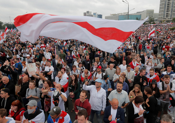 Người dân xuống đường biểu tình phản đối kết quả bầu cử ở Minsk, Belarus ngày 23-8-2020 - Ảnh: REUTERS