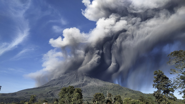 Núi lửa Sinabung phun trào ngày 23/8. (Ảnh: AP)