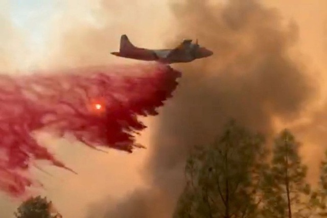 Máy bay thả chất chống cháy dập lửa ở bang California. Ảnh: Reuters