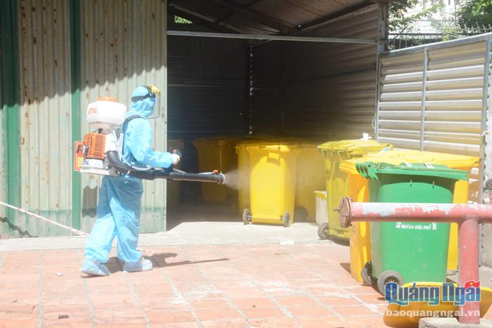 Nhân viên phun thuốc khử khuẩn khu vực tập kết rác thải nguy hại tại khu cách ly tập trung ký túc xá Phân hiệu Trường Đại học Công nghiệp TP.Hồ Chí Minh tại Quảng Ngãi.