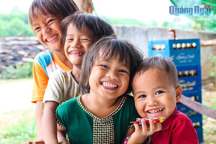 Nụ cười hồn nhiên của những đứa trẻ dân tộc Cor ở xã Bình An, Bình Sơn.