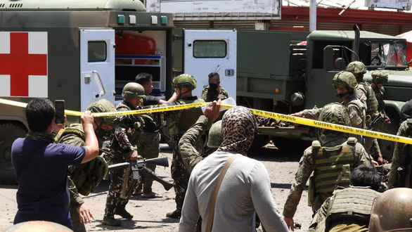 Quân đội có mặt tại hiện trường vụ đánh bom kép trên đảo Jolo, Philippines ngày 24-8 - Ảnh: AFP
