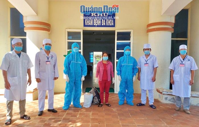Các y bác sĩ tại Bệnh viện dã chiến tỉnh trao giấy xuất viện cho bệnh nhân 787