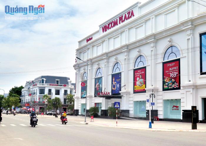 Trung tâm thương mại Vincom Plaza được đầu tư xây dựng trên địa bàn TP.Quảng Ngãi đã tạo thuận lợi cho người dân đến mua sắm.