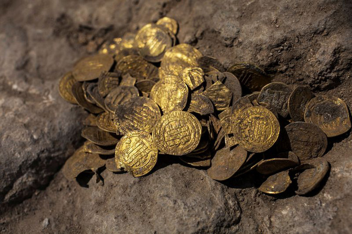 Số tiền vàng vừa được khai quật tại Israel. Ảnh: Reuters