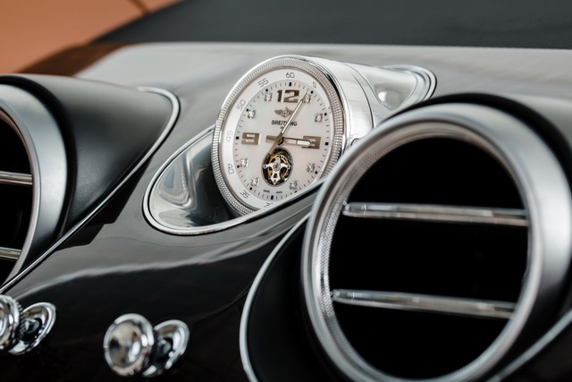 Đồng hồ nạm kim cương Breitling trên Bentley Bentayga 
