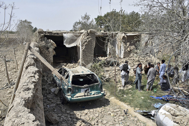 Ngôi nhà bị hư hại sau vụ đánh bom liều chết bằng xe tải ở tỉnh Balkh, miền Bắc Afghanistan. (Ảnh: AP)