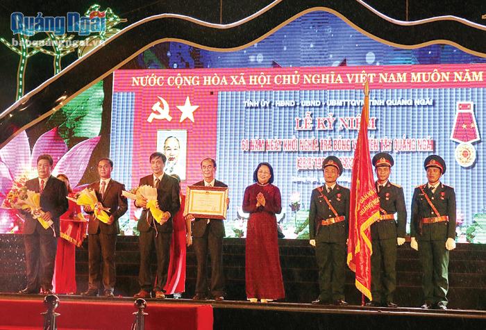 Phó Chủ tịch nước Đặng Thị Ngọc Thịnh trao Huân chương Lao động hạng Nhì cho nhân dân và cán bộ huyện Trà Bồng.