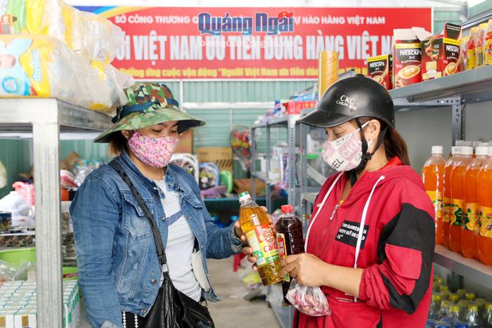 Người tiêu dùng mua hàng tại điểm bán hàng Việt ở huyện Sơn Tây.
