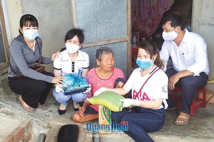 Cán bộ Ủy ban MTTQ Việt Nam xã Hành Đức (Nghĩa Hành) tặng quà cho người già neo đơn, khuyết tật.