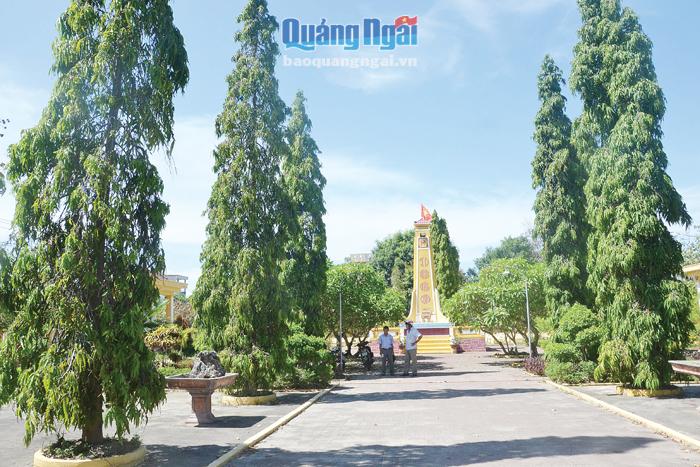 Hiện tại, khuôn viên Nghĩa trang liệt sĩ phường Quảng Phú luôn rợp bóng cây xanh. 
