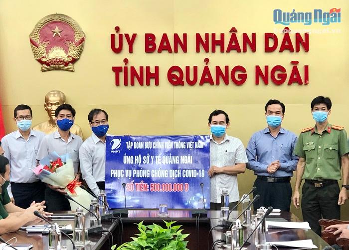 Đại diện VNPT Quảng Ngãi trao bảng tượng số tiền 500 triệu đồng tặng UBND tỉnh Quảng Ngãi hỗ trợ phòng, chống dịch Covid-19