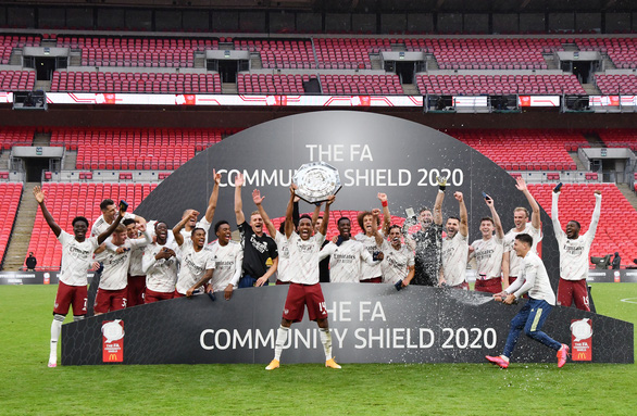 Các cầu thủ Arsenal giơ cao Siêu cúp Anh 2020 trên sân Wembley - Ảnh: REUTERS