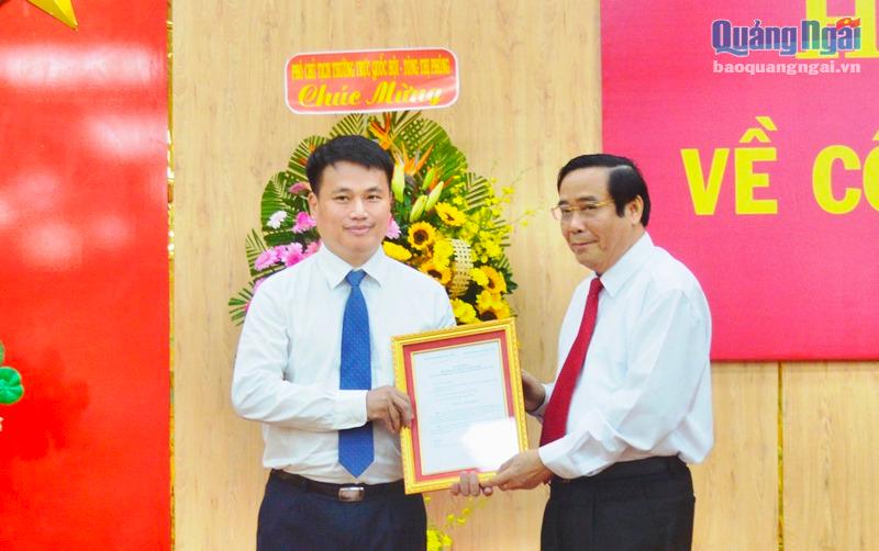 đồng chí Nguyễn Thanh Bình, Ủy viên Trung ương Đảng, Phó Trưởng Ban Thường trực Ban Tổ chức Trung ương trao Quyết định của Ban Bí thư cho đồng chí Đặng 