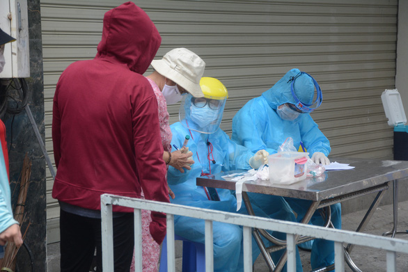 Lấy mẫu xét nghiệm tại điểm xét nghiệm lưu động ở Đà Nẵng - Ảnh: Bộ Y tế