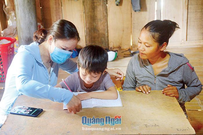 Giáo viên Trường Mầm non Hoa Pơ Niêng (Sơn Tây) tăng cường dạy tiếng Việt cho học sinh trước năm học 2020 - 2021.  Ảnh: K.NGÂN