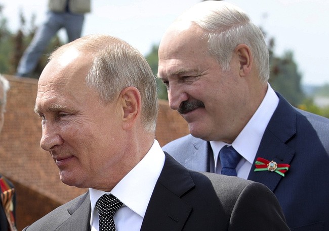 Tổng thống Nga Vladimir Putin và người đồng cấp Belarus Alexander Lukashenko. (Ảnh: AP)