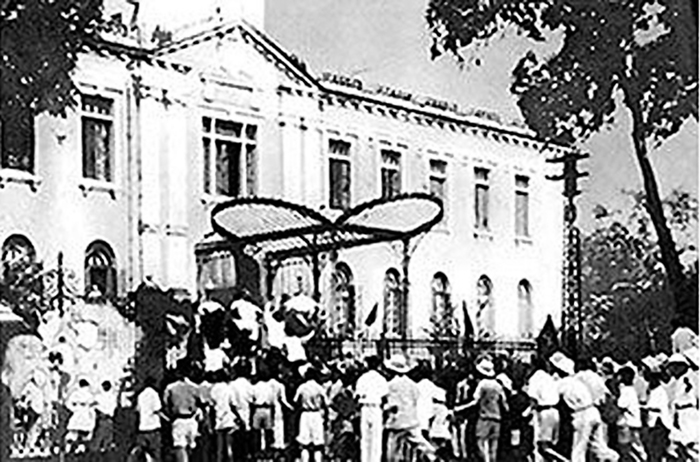 Ngày 19.8.1945, Tổng khởi nghĩa ở Hà Nội, các lực lượng quần chúng cách mạng đánh chiếm Bắc Bộ Phủ.    Ảnh: Tư Liệu