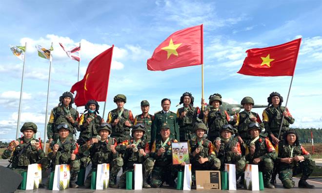 Đội tuyển công binh Quân đội Nhân dân Việt Nam trên bục nhận huy chương đồng, ngày 30/8. (Ảnh: QĐND)