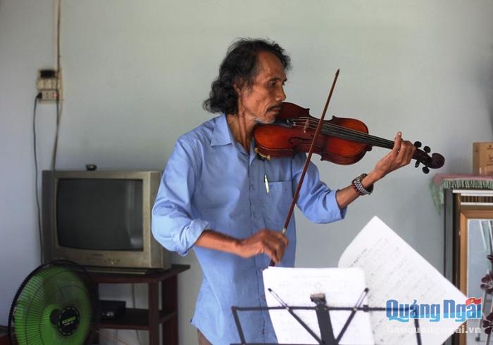 Nhạc sĩ Xuân Bình vốn là một nhạc công chơi trống của Đoàn văn công giải phóng Quảng Ngãi. Ngoài trống, ông còn chơi rất hay đàn violon và ghi ta.