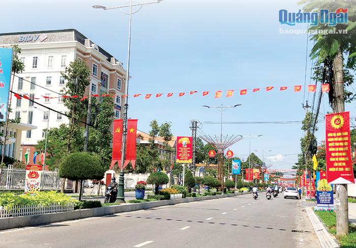 Tuyến đường Hùng Vương (TP.Quảng Ngãi) rực màu cờ trong những ngày  Kỷ niệm 75 năm Cách mạng Tháng Tám và Quốc khánh 2.9. ảnh: X.Thiên