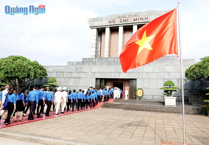 Đoàn viên vào Lăng viếng Chủ tịch Hồ Chí Minh. Ảnh: Như Ý