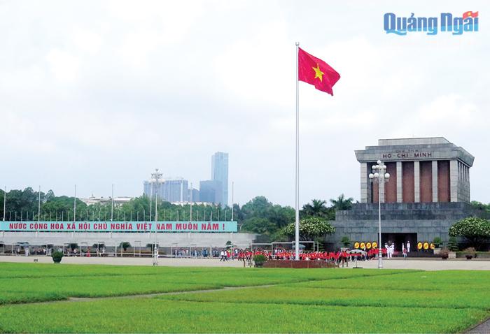 Người dân vào Lăng viếng Chủ tịch Hồ Chí Minh.