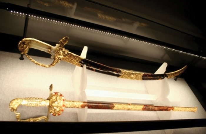 Đôi kiếm vàng triều Nguyễn đúc vào thế kỷ XIX, nặng 1,25kg tượng trưng cho quyền lực của vua.   Ảnh: Nguyễn Đắc Xuân (sưu tầm)