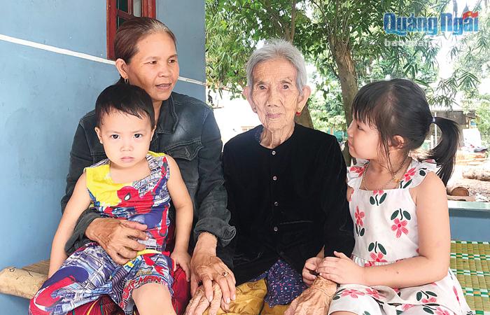 Mẹ VNAH Nguyễn Thị Sành dành nhiều thời gian vui vầy bên con cháu trong những năm tháng tuổi già.