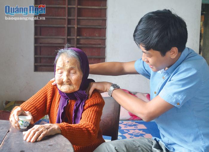 Con cháu phụng dưỡng, chăm sóc Mẹ VNAH Đỗ Thị Tỵ (99 tuổi) ở xã Phổ Văn (Đức Phổ).