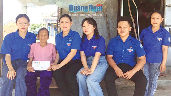 Đoàn thanh niên huyện Mộ Đức thăm Mẹ VNAH Nguyễn Thị Đông ở xã Đức Phong (Mộ Đức).