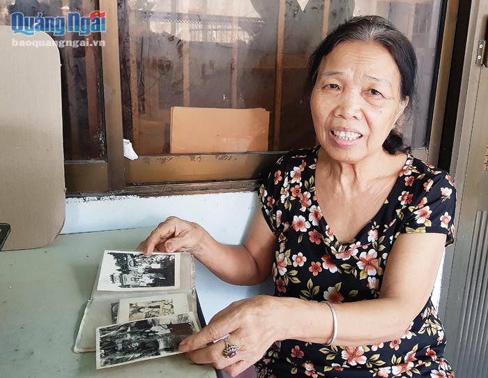 Nữ giao liên Khấu Thị Nhung lần giở những tấm ảnh của mình và đồng đội tại trạm B4 (Minh Long).