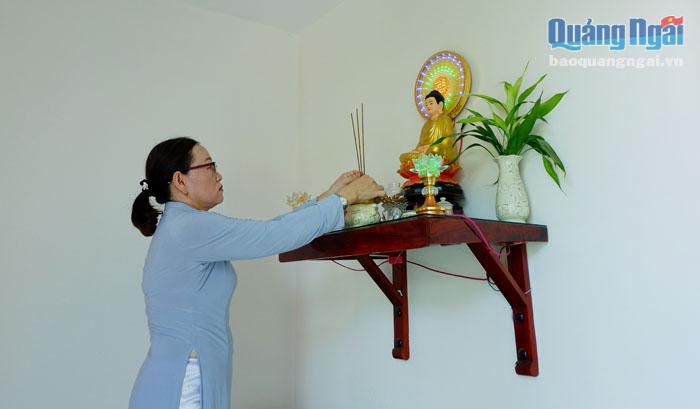 Gia đình phật tử Nguyễn Thị Toan làm lễ báo hiếu tại nhà. ẢNH: TR.ÂN