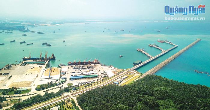 Thực hiện đường lối đổi mới về kinh tế đã đưa nước ta đạt được những thành tựu quan trọng.  Trong ảnh: Cụm cảng Dung Quất được đầu tư đã thúc đẩy kinh tế Quảng Ngãi và Vùng Kinh tế trọng điểm miền Trung phát triển vượt bậc. ẢNH: MINH THU