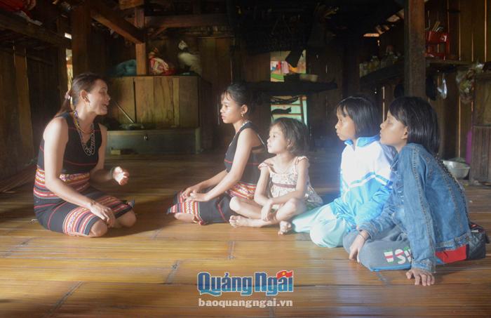 Chị Đinh Thị Yên tập bài hát tuyên truyền chống dịch Corona cho các em nhỏ trong làng.