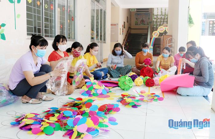 Các cô giáo Trường Mầm non Chánh Lộ (TP.Quảng Ngãi) trang trí trường lớp học chuẩn bị đón trẻ đến trường. ẢNH: T.Phương