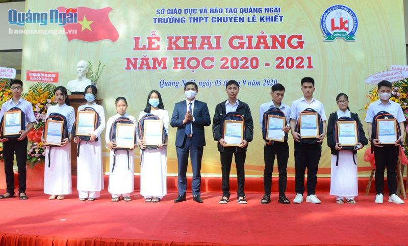 Giám đốc Sacombank Quảng Ngãi Nguyễn Quang Tâm trao học bổng cho học sinh Trường THPT Chuyên Lê Khiết.  