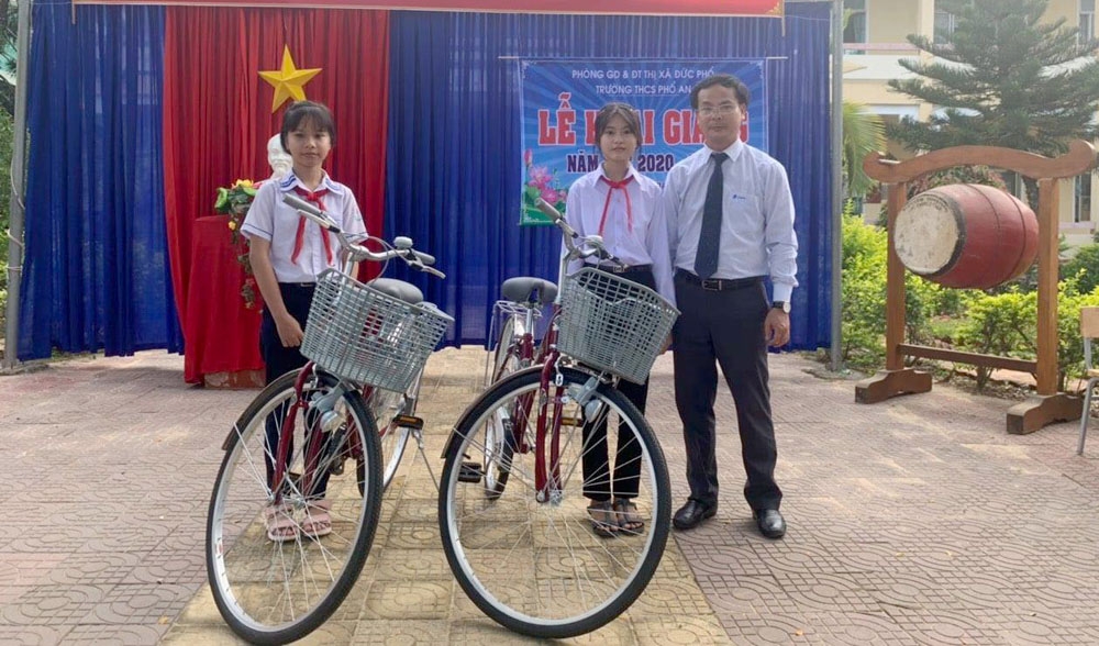 VNPT Quảng Ngãi cũng trao tặng 2 chiếc xe đạp cho 2 em học sinh nghèo vượt khó tại trường THCS Phổ An, thị xã Đức Phổ,