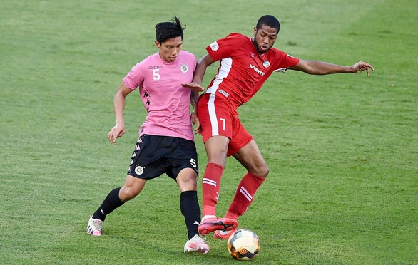 Đoàn Văn Hậu (trái) cùng Hà Nội FC tiếp tục đánh bại Viettel trong trận giao hữu chiều 5-9 - Ảnh: TUẤN MARK