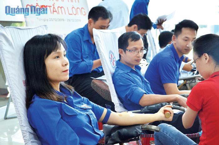 Chị Nguyễn Thị Thu Chinh tham gia hiến máu tình nguyện.