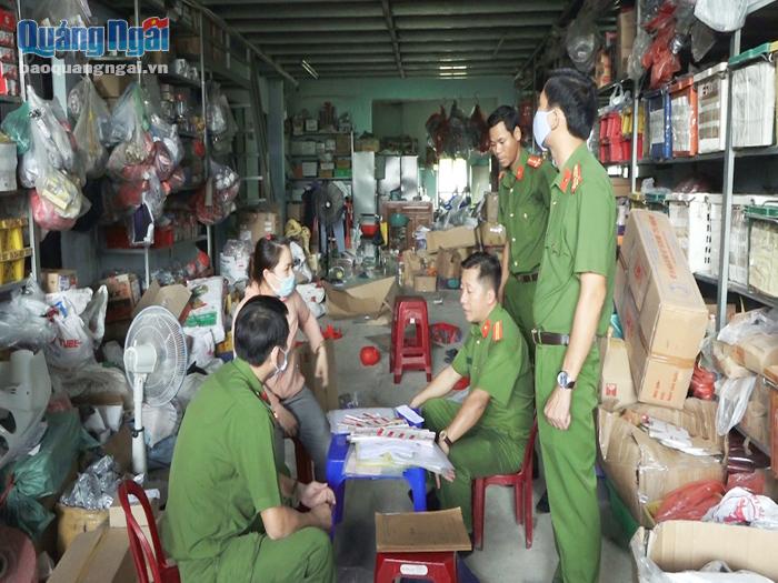 Lực lượng Công an huyện Bình Sơn kiểm tra cửa hàng phụ tùng xe máy của bà Đỗ Thị Nhung, ở thôn Liên Trì, xã Bình Hiệp.