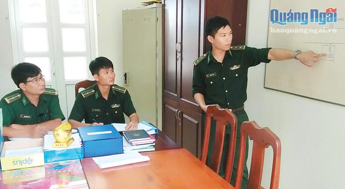 Thượng úy Nguyễn Tấn Vũ (đứng) trao đổi nghiệp vụ cùng với Đội Phòng chống ma tuý và tội phạm tại đơn vị.                Ảnh: PV