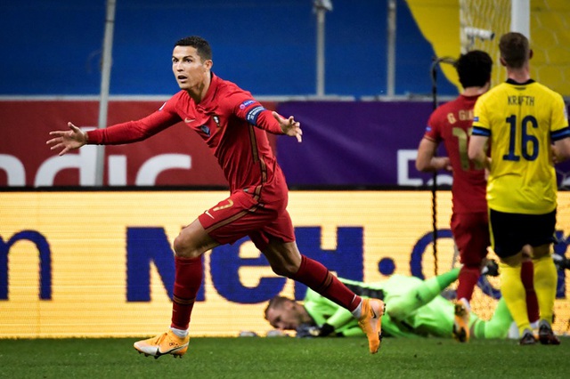 Ronaldo lập kỷ lục vượt qua 100 bàn thắng cho ĐTQG sau khi giúp đội nhà đánh bại Thụy Điển với tỷ số 2-0