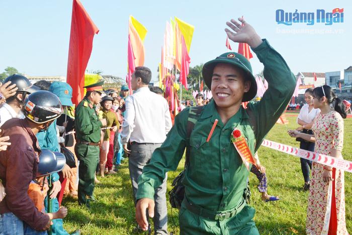 Thanh niên huyện Tư Nghĩa lên đường nhập ngũ năm 2020.